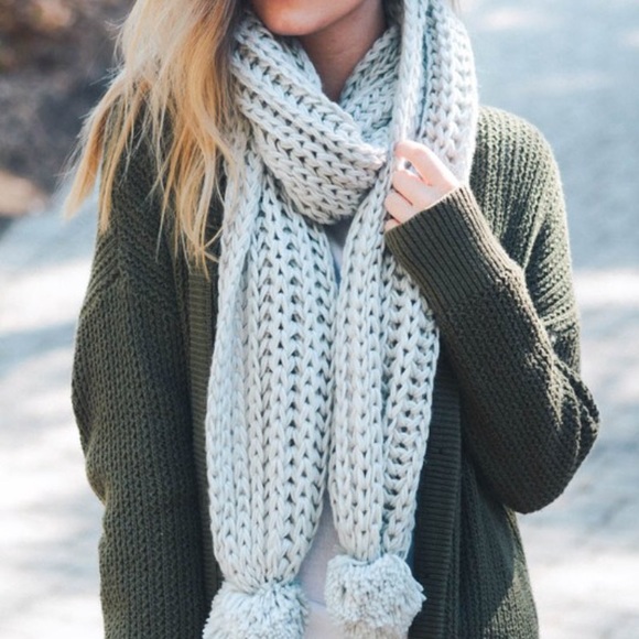 ❗️Last One❗️NWT Light Grey Knit Scarf - Picture 3 of 5